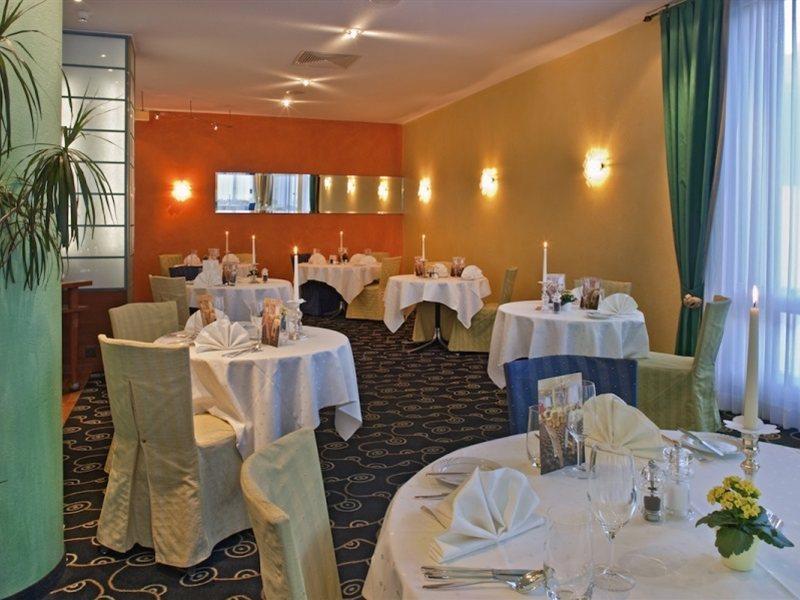 Hotel Metropol 萨斯费 餐厅 照片
